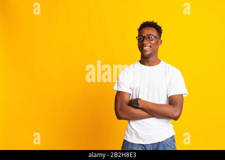 Portrait de jeune étudiant afro millénaire en lunettes Banque D'Images