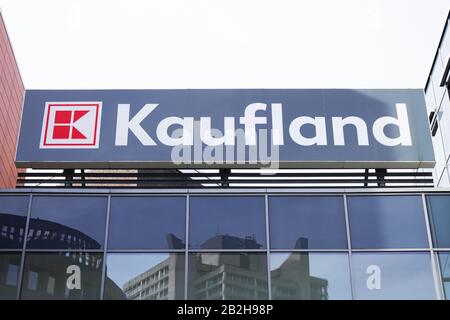 Hanovre, Allemagne - 2 mars 2020: Kaufland est une hypermarché allemande ou une chaîne de supermarchés. Panneau avec logo et marque sur l'extérieur du bâtiment du magasin. Banque D'Images