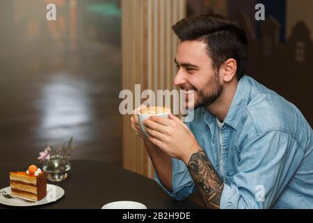 Joyeux Guy Smiling À La Petite Amie Qui A Du Café Banque D'Images