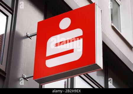 Hanovre, Allemagne - 1 mars 2020: Inscription rapprochée avec Sparkasse - banque allemande d'épargne - logo sur l'extérieur du bâtiment de succursale local. Banque D'Images