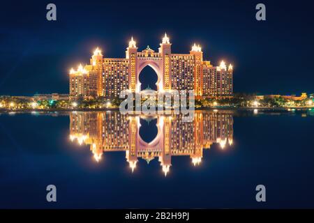 Vue imprenable sur Atlantis Resort, Hotel & Theme Park sur l'île de Palm Jumeirah, vue de la Pointe Dubai, Emirats Arabes Unis. Inspiration voyage de luxe. Banque D'Images