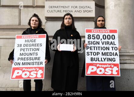 (De gauche à droite) campagnes Intern à 38 Degrés Ella Aedh, responsable des campagnes Holly Maltby et adjointe aux campagnes Sana Yusuf, présentent la pétition en droit de Caroline au Département de la culture numérique, des médias et des sports de Londres, qui appelle à la fin du harcèlement et de l'intimidation par la presse britannique. Photo PA. Date De L'Image: Mardi 3 Mars 2020. Crédit photo devrait lire: Kirsty O'Connor/PA Wire Banque D'Images