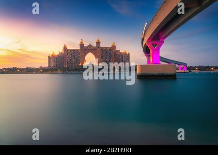 Vue imprenable sur Atlantis Resort, Hotel & Theme Park sur l'île de Palm Jumeirah, vue de la Pointe Dubai, Emirats Arabes Unis. Inspiration voyage de luxe. Banque D'Images