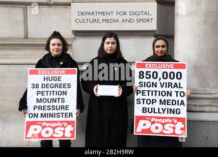 (De gauche à droite) campagnes Intern à 38 Degrés Ella Aedh, responsable des campagnes Holly Maltby et adjointe aux campagnes Sana Yusuf, présentent la pétition en droit de Caroline au Département de la culture numérique, des médias et des sports de Londres, qui appelle à la fin du harcèlement et de l'intimidation par la presse britannique. Photo PA. Date De L'Image: Mardi 3 Mars 2020. Crédit photo devrait lire: Kirsty O'Connor/PA Wire Banque D'Images