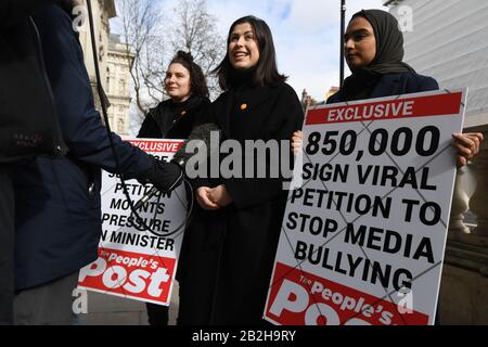 (De gauche à droite) campagne stagiaire à 38 Degrés Ella Aedh, responsable des campagnes Holly Maltby et adjointe aux campagnes Sana Yusuf, s'entretenir avec les médias après avoir remis la pétition en droit de Caroline au Département de la culture numérique, des médias et des sports de Londres, Qui réclame la fin du harcèlement et de l'intimidation par la presse britannique. Photo PA. Date De L'Image: Mardi 3 Mars 2020. Crédit photo devrait lire: Kirsty O'Connor/PA Wire Banque D'Images