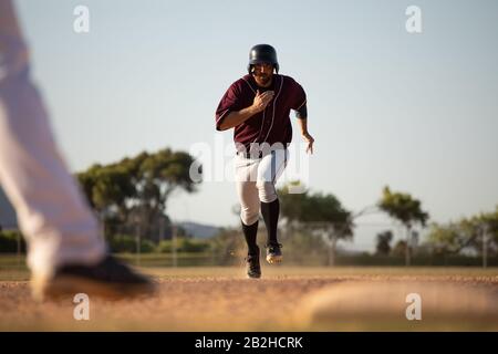 Joueur de base-ball à la base pendant un match Banque D'Images