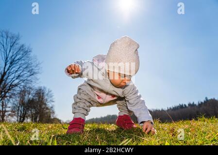 Baby wearing hat beanie chaud sweat shirt et des bottes rouges