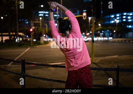 Femme vue arrière s'étirant avant de courir Banque D'Images