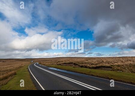 Route rurale de montagne dans le Llangynidr sud du pays de galles Banque D'Images