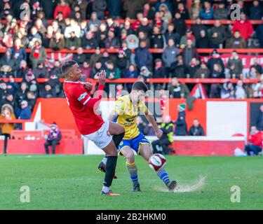 Tom Warren de Warrington fait le ballon devant l'un des défenseurs des FCUM Banque D'Images