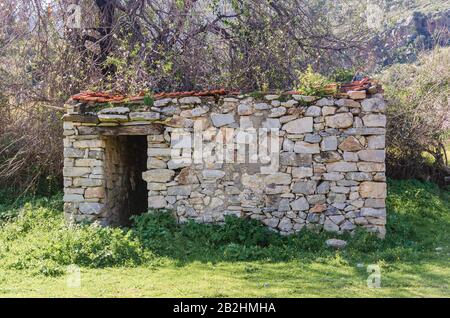 Ancienne maison en pierre traditionnelle abandonnée à Datca, Mugla, Turquie Banque D'Images