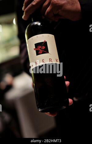 Vin présenté par le sommelier au restaurant Venissa, cuisine et repas sur les îles de Mazzorbo et Burano, Venise, Italie Banque D'Images