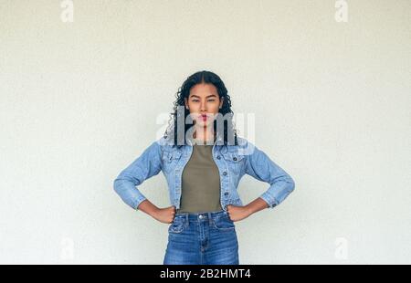 Une femme habilitée avec des caractéristiques asiatiques Banque D'Images