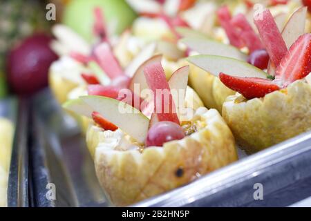Plateaux remplis de tranches de fruits Banque D'Images