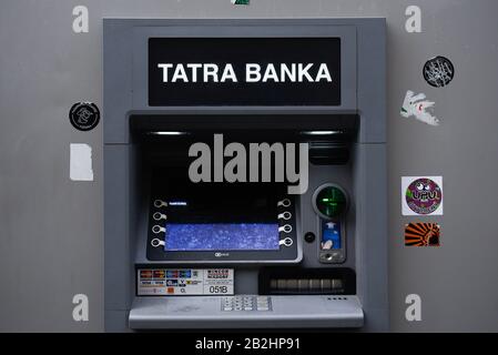 Bratislava, Slovaquie. 29 février 2020. Le distributeur automatique Tatra Bank est illustré dans la vieille ville. Crédit: Omar Marques/Sopa Images/Zuma Wire/Alay Live News Banque D'Images