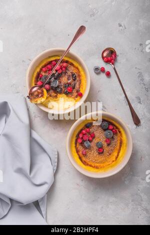 Crème brulee - dessert traditionnel français à la crème vanille avec sucre caramélisé sur le dessus, désert portugais. Banque D'Images