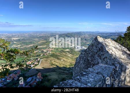 Saint-Marin, Saint-Marin - 19 octobre 2019 : vue panoramique sur la campagne environnante. Banque D'Images