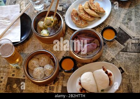Utilisez des bâtonnets de hachage pour servir les Dim sum chauds d'un cuiseur vapeur en bambou. Cuisine asiatique décontractée, boulettes, cuisine asiatique à Sydney Banque D'Images