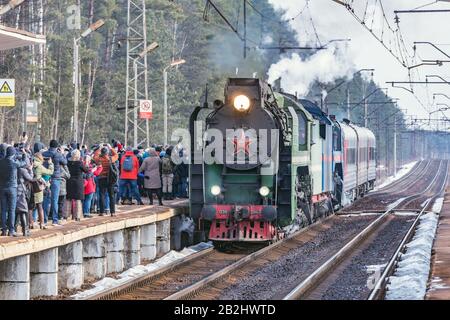 Monino, Russie - 01 mars 2020: Les passagers font de la vidéo sur la plate-forme lorsque le train rétro approche. Banque D'Images