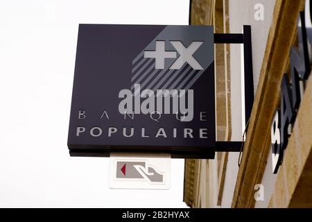 Bordeaux , Aquitaine / France - 09 23 2019 : signe logo au détail de la banque banque populaire enseignes de magasins français Banque D'Images