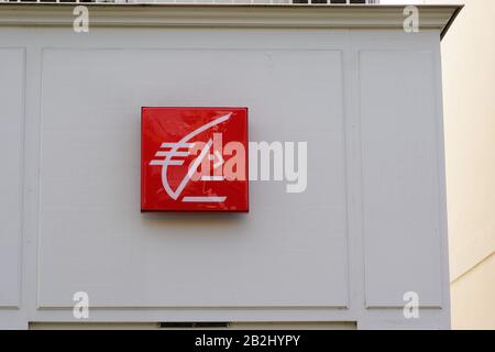 Arcachon , Aquitaine / France - 10 08 2019 : logo de la Caisse d'épargne sur le bâtiment de l'agence bancaire dans la rue Banque D'Images