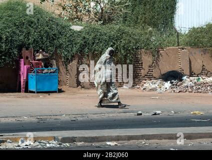 Khartum, Soudan. 28 février 2020. Une femme marche dans le centre-ville de Khartoum au Soudan. Crédit: Bernd Von Jutrczenka/Dpa/Alay Live News Banque D'Images