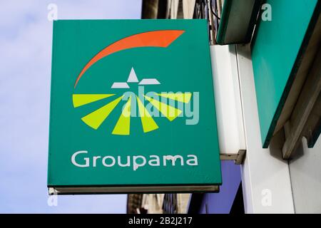 Bordeaux , Aquitaine / France - 11 13 2019 : le logo Groupama s'affiche sur l'agence d'assurance française Banque D'Images