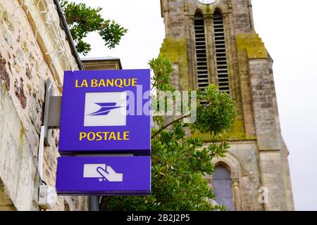 Bordeaux , Aquitaine / France - 01 15 2020 : la Banque postale logo atm signe bleu magasin bureau de poste de banque français Banque D'Images