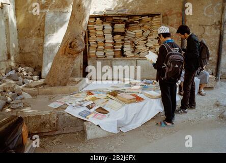 Travel Photography - magasin de bibliothèque de rue islamique dans la région d'Al Azhar du quartier islamique du Caire au Caire en Egypte en Afrique du Nord Moyen-Orient Banque D'Images