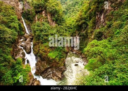 Chute De La Rivière Pailon Del Devil Sur Le Ruisseau Pastaza En Équateur Banque D'Images