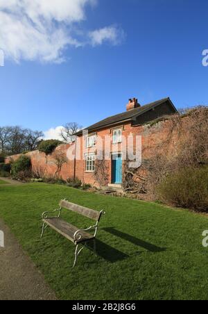 Le cottage des jardiniers dans le jardin clos du château de Croft, Yarpole, Herefordshire, Angleterre, Royaume-Uni. Banque D'Images