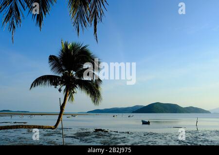 Une plage de l'après-midi à Koh Lanta, en Thaïlande. Banque D'Images