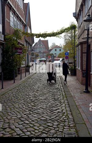 Rues pavées et bâtiments traditionnels dans le vieux quartier de Buxtehude, Allemagne octobre 2019 Banque D'Images