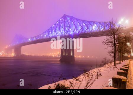 Vue d'hiver d'un pont Jacques-Cartier illuminé à Montréal, Québec, Canada, le 14 mars 2018. Banque D'Images