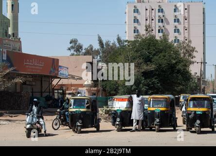 Khartum, Soudan. 28 février 2020. Les Autorickshaws (Tuk-Tuks) sont situés dans le centre de Khartoum au Soudan. Crédit: Bernd Von Jutrczenka/Dpa/Alay Live News Banque D'Images