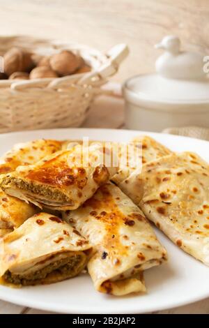 crêpes farcies savoureuses avec gros plan de viande. Crêpes fines avec garnitures. Les crêpes farcies au plat russe blintent avec de la viande et des giblets, coeur, l Banque D'Images