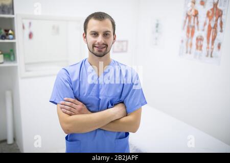 Lunettes et uniforme. Maître de massage en massage uniforme dans son bureau Banque D'Images