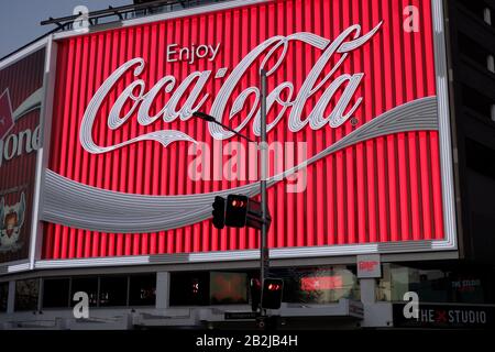 Le nouveau panneau et logotype Kings Cross Coke en 2016 s'est éclairé et éclairé au crépuscule dans une lumière vive le soir, une scène de rue, un panneau d'affichage uniquement. Banque D'Images