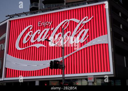 Kings Cross Coke s'affiche de près, juste après avoir été remplacé en 2016 éclairé et illuminé dans une lumière vive le soir, scène de rue avec la circulation, crépuscule Banque D'Images