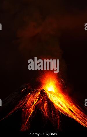 Explosion Du Volcan Tungurahua Dans La Nuit Du 28 11 2011 Photo De L'Équateur Avec Canon Eos Mark 4 Converti De La Quantité Brute Miniature De Son Visible Banque D'Images