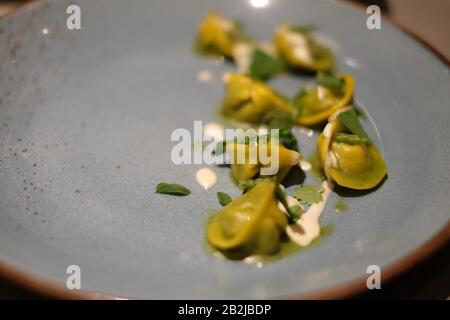 Tortelloni au restaurant Venissa, cuisine et cuisine fine sur les îles de Mazzorbo et Burano, Venise, Italie Banque D'Images