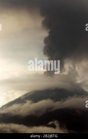 L'éruption du volcan Tungurahua Mai 2011 Grande quantité de cendres assombrissant le ciel composition verticale Banque D'Images