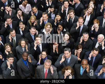 Grand groupe de personnes d'affaires utilisant des téléphones mobiles portrait vue élevée Banque D'Images