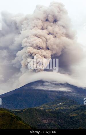 L'éruption du volcan Tungurahua Equateur Amérique du Sud Mai 2011 Banque D'Images