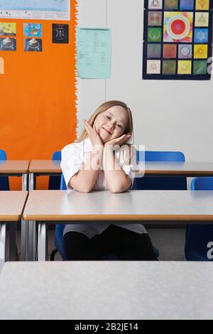 Portrait de fille (10-12) avec syndrome De Down en classe Banque D'Images