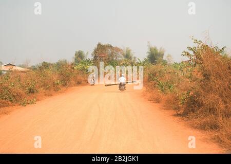 Motos sur route rurale De La Terre en Asie Banque D'Images