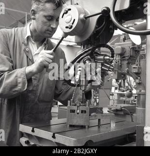 Années 1950, historique, ingénierie de précision, machiniste travaillant avec des machines de tour à forets multiples, dans l'industrie aéronautique, Angleterre, Royaume-Uni. Exigeant un travail de précision, un machiniste est un homme de métier qualifié dans l'utilisation de perceuses, de meuleuses et de tours. Banque D'Images