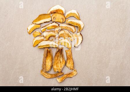 Champignons secs boletus edulis (pain penny, cep, porcino). Ingrédient pour la nourriture végétarienne (végétalienne). Sur fond de pierre, mis en forme d'um Banque D'Images