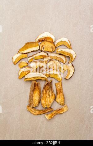 Champignons secs boletus edulis (pain penny, cep, porcino). Ingrédient pour la nourriture végétarienne (végétalienne). Sur fond de pierre, mis en forme d'um Banque D'Images