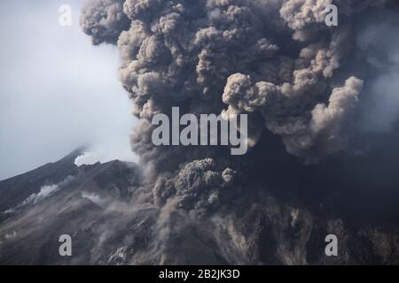 Nuage de cendres volcaniques de Sakurajima Japon Kagoshima Banque D'Images